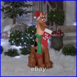 INFLATABLE SCOOBY-DOO WITH SANTA HAT AND STOCKING (as)