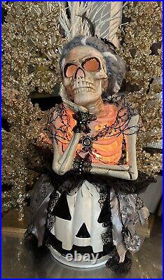 Moonlight Manor Light Up 21 in Tall Old Lady On White Pumpkin New